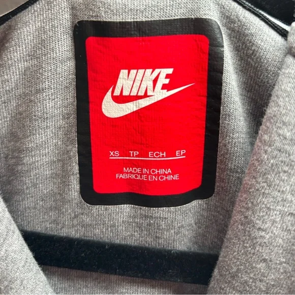 Nike women’s tech fleece cape - Picture 5 of 9